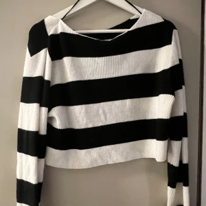 Stickad tröja  - Jätte fin stickad magtröja❤️ den är skön i materialet och sitter väldigt fint. Är ganska stor i storleken 