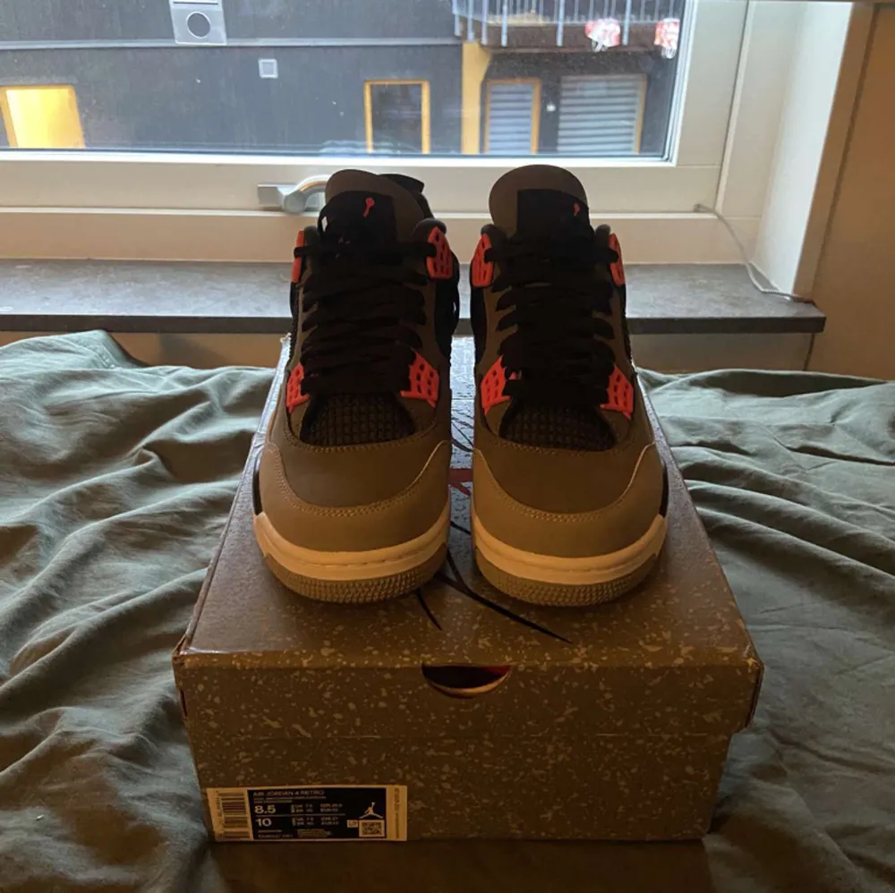 Air Jordan 4 Infrared. Nypris ligger på 3700 - 4300 (se Stockx sales). Lådan medföljer om man vill det. Fick som julklapp men de tog fel i storlek. Med andra ord, helt oanvänd. Priset kan absolut diskuteras vid snabb och smidig affär! 😊. Skor.