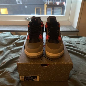 Jordan 4 Infrared - Air Jordan 4 Infrared. Nypris ligger på 3700 - 4300 (se Stockx sales). Lådan medföljer om man vill det. Fick som julklapp men de tog fel i storlek. Med andra ord, helt oanvänd. Priset kan absolut diskuteras vid snabb och smidig affär! 😊
