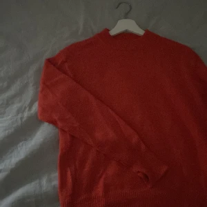 stickad tröja - stickad tröja som är i nyskick!! säljer då den börjat bli lite liten!!❤️