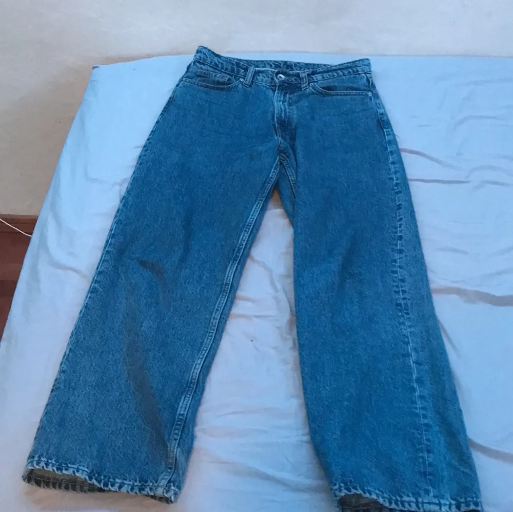 Köpt på Carlings för kanske 5 månader sen, är i extremt bra skick, byxorna är perfekt för dig som gillar lite baggy jeans. Jag är 175 och dom är perfekt på mig!. Jeans & Byxor.