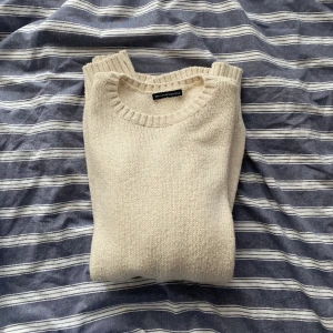Stickad tröja - Créme-vit stickad tröja från brandy melville. I använt men fint skick. Superfin och skön. Skriv för fler bilder, mått etc.💕