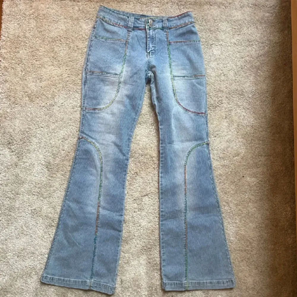 Super coola jeans! Köpts här på plick så därmed är bilderna från hon jag köpte de av. Passar längre personer runt 175. Tryck gärna på köp nu! 💋💋💋💋🙌🏽🙌🏽🙌🏽🙌🏽. Jeans & Byxor.