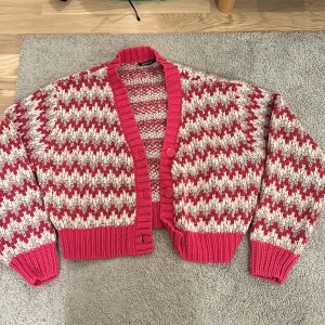 Kofta - Mönstrad stickad rosa kofta från ginatricot. Väl använd men i bra skick.