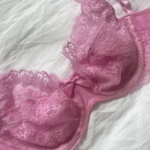 Bh🎀 - Såååå himla söt spets bh från Hunkemöller 💘💘 knappt använd 