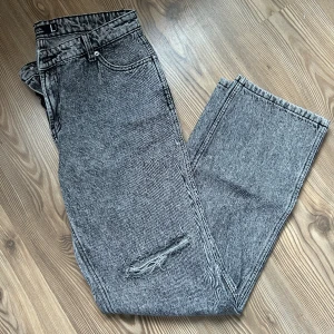 Jeans från NewYorker  - Jeans med hål ovanför knä Storlek L men sitter som M 
