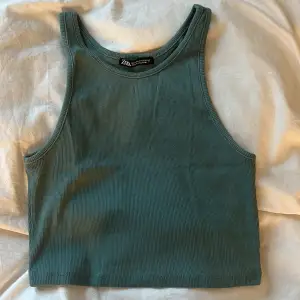 Grönt linne/topp från Zara perfekt till sommaren. Säljer då den aldrig används längre.