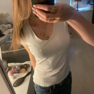 Vit tröja - Säljer denna snygga vita tröjan!!💓💓 Storlek XS men passar oxå S