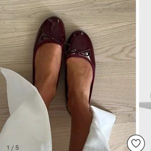 Vinröda ballerinaskor  - Vinröda ballerinaskor från Nelly. Knappt använda