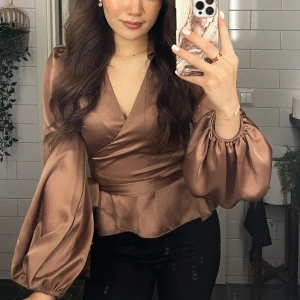 Satinblus  - Stl S, materialet är Satin och bra sick.