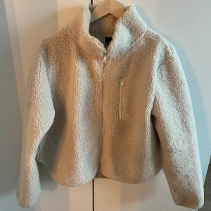 Teddyjacka - Säljer min teddyjacka från Gina tricot då den inte kommer till användning💕