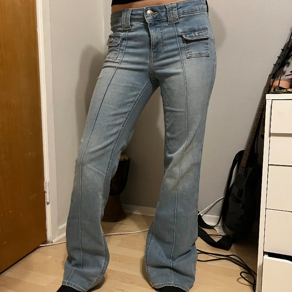Skit coola bootcut jeans med fickorna där fram!! dem är helt nya och har aldrig kommit till användning därav säljer jag⭐️  -midjemått= 39cm -innerbenslängd = 81 cm -längd på hela= 104 cm. Jeans & Byxor.