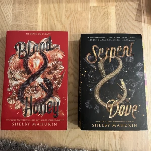 Serpent&dove och blood&honey - På engelska. Båda för 120kr - en för 70kr. Serpent&dove är läst därav ser lite använd ut (fortfarande fräsch), blood&honey är oläst. 