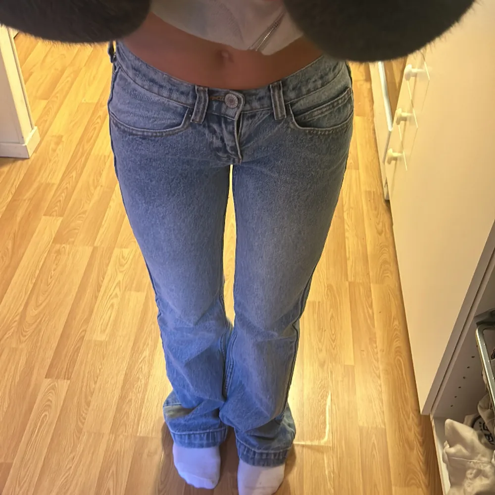 SUPERFINA lågmidjade bootcut jeans från brandy Melville. Säljer för de är för små och för långa. ALDRIG ANVÄNDA!! Passar 32/34🩷🩷🩷jag är 162 men de passar bättre på någon som är ca 170. Jeans & Byxor.