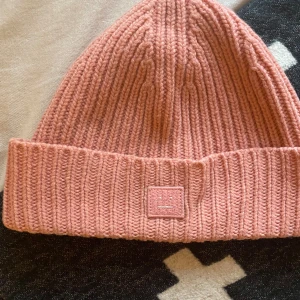 Acne studios mössa  - Säljer denna barn acne mössan! I st 8-10 år. Använd max 5 gånger, nypris är 600 💖💖