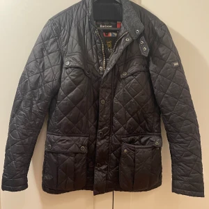 Barbour jacka - Säljer nu denna quilted jackan från Barbour. I använt men mycket bra skick. Perfekt jacka inför våren. Storlek M passar även S. Nypris 4000kr:- Hör av er om ni har frågor!