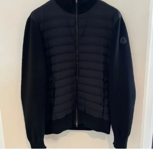 Moncler cardigan - Black label i mycket bra skick! Köpt från haiendo store för 4900, liten skada i armänden men inget som syns när man har den på! Storken XL men passar mig som e 185 så den är typ M / L storlek  Självklart äkta!