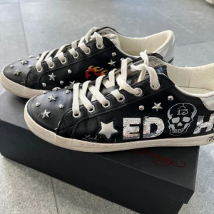 ED HARDY SKOR NYA  - Ed Hardy skor endast använda 1 gång. Storlek 38. Nypris är 1500kr säljer för 900