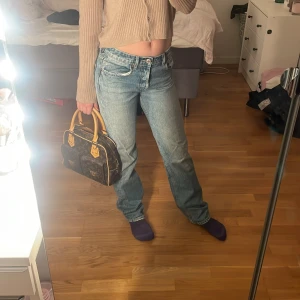 Straight low jeans - Jättefina låga straight jeans som jag tröttnat på för jag köpt nya, de är i storlek 34 alltså Xs❤️150kr plus frakt🙌🙌