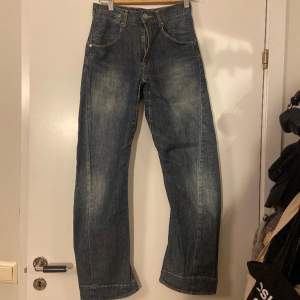 Supersnygga ”Levi’s engineered jeans” med coola detaljer i bak. Säljer pga för små för mig tyvärr, bra skick och inga defekter.  Mått tvärs över midjan: 35cm Innerbenslängd: 75cm Längd på hela byxan: 97cm Skriv vid frågor!! ❤️😽