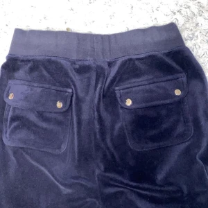 Juicy Couture XS - Säljer mina Juicy byxor i XS då jag inte använder dom längre. Sparsamt använda och kommer inte med några defekter. Nypris: 1099kr