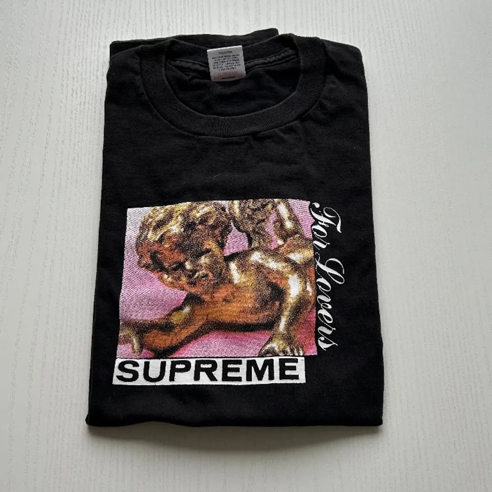 Supreme T-Shirt  Storlek: M Pris:600 skick 8/10. T-shirts.