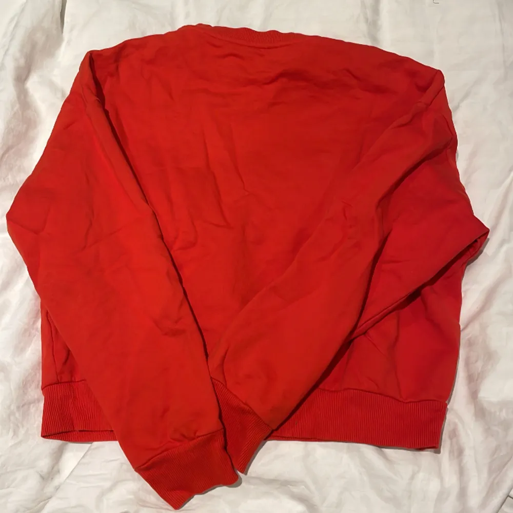 Röd tröja,har använt den typ 1 gång.Säljer den för att den inte går till användning.Pris kan diskuteras . Hoodies.
