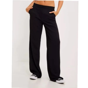 Kostymbyxor  - Säljer dessa kostymbyxor från Nelly som heter ”my favourite pants” i storlek 42. De är uppsydda för att passa någon som är runt 167cm lång men de går att lägga ner byxorna igen. De är i fint skick och säljes för 150kr+frakt❤️