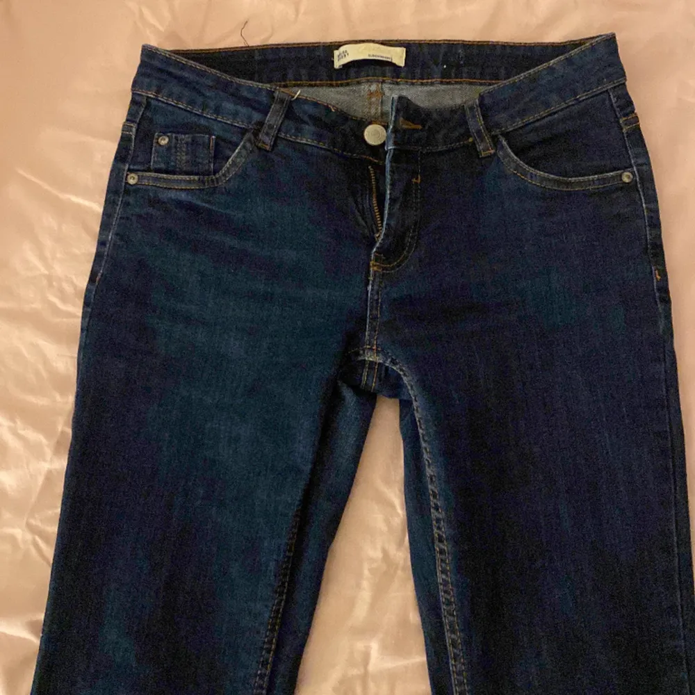 Säljer dessa as snygga jeansen! Aldrig använda, de är ganska små i storleken!. Jeans & Byxor.