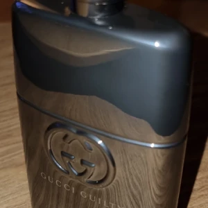 GUCCI GUILTY  - Säljes pga felköp! Stora flaskan på 90ml Endast 3-4 sprut tagna. Kartongen kastad.  Nypris: 1610kr Mitt pris:1500kr 