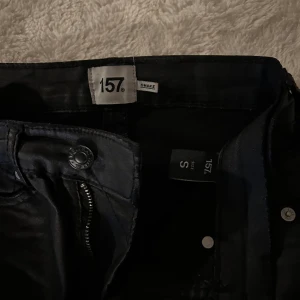 Skinn byxor  - 💞Svarta skinn byxor  💞H&M perfekt pass form  💞Tajta storlek S  KAN skickas och mötas