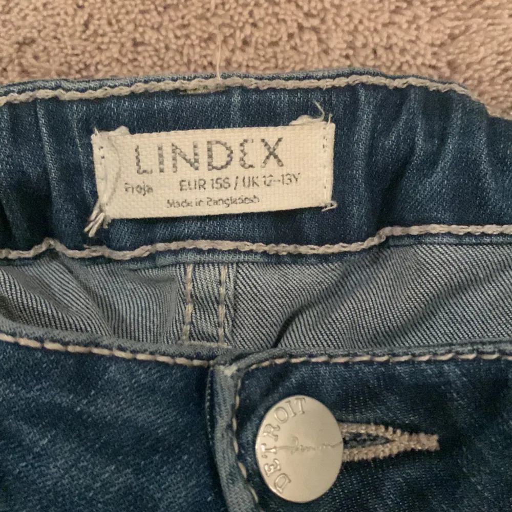 Ett par flared jeans i storlek 155, skulle dock säga att de mer är 155-160. Är i bra skick, tycker att dem är jättefina men tyvärr för små för mig. Bara att kontakta om du undrar om mått eller fler bilder!💙. Jeans & Byxor.