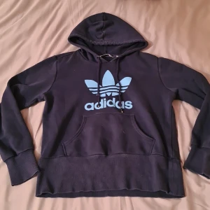 Hoodie (adidas) - Adidas hoodie. Passar på mig som är XXS/XS💖 Finns att hämta i alsike/knivsta😊 går också att posta om köparen betalar frakten😊🌸