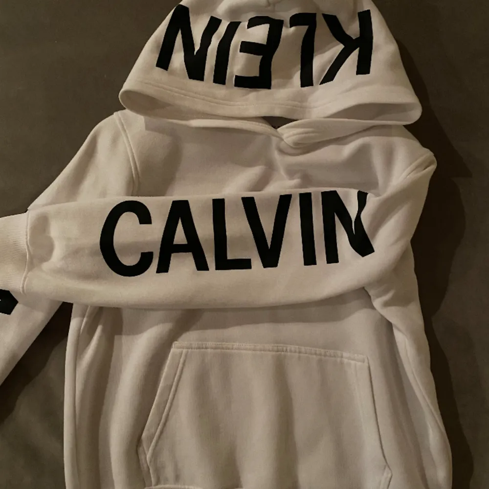 Väldigt fin Calvin Klein hoodie som är bara använd några få gånger. Passar perfekt nu till våren! Skick skulle jag säga 9/10. Det är en dam hoodie. Hoodies.
