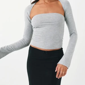 Långärmad tröja - Köpte denna men tyckte inte den passade på mig så säljer den.❤️ tryck Järna på köp nu❤️ är på semester därav inga egna bilder men kommer hem på fredag så laddar upp fler då. Med den ser precis ut som ny💗👍