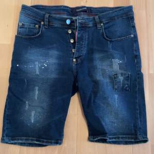 Jeans shorts märke D2squerd till salu som är mycket bra skick och perfekt som vill vara stilig inför sommaren  Storlek 33 S/M Hör av er vid frågor