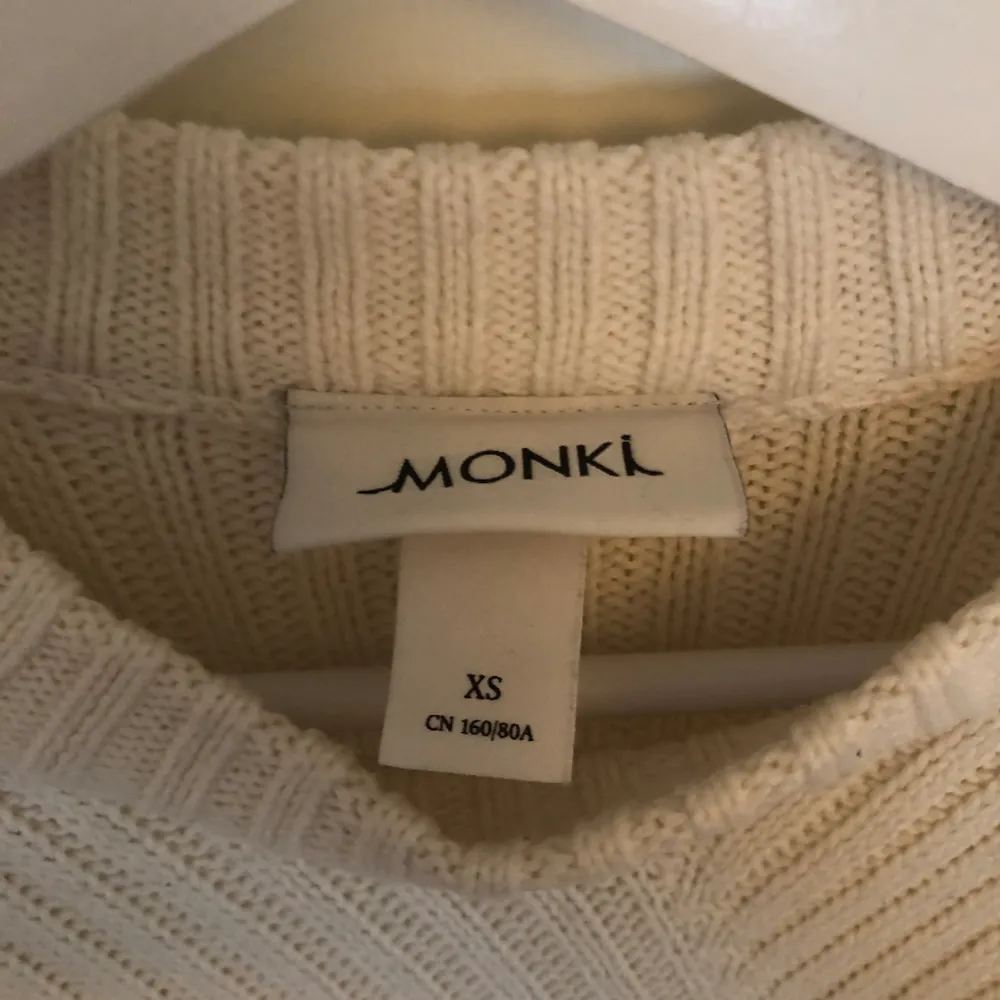 Säljer denna fina stickade tröja från Monki. Fint skick, knappt använd. Hör av dig vid frågor eller funderingar❤️ pris kan absolut diskuteras!❤️. Stickat.