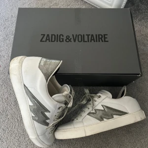 Zadig Skor  - Jätte fina skor från zadig i storlek 38. Använda 4-5 gånger. Köpte för 2200kr  Fint skick och jätte fina populär skor.  Låda och påse ingår . Billigare vid snabb affär 