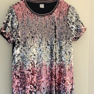 Säljer denna klänning, ej använd  - Glittrig klänning 