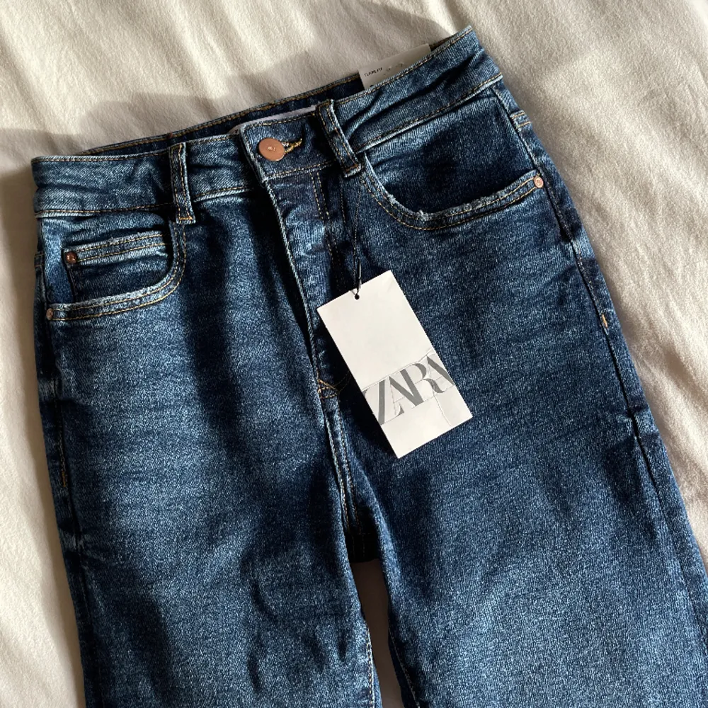 Helt nya jeans från zara, strl 36. Aldrig använda, lappen kvar. Säljer för att de är för små. Full length . Jeans & Byxor.