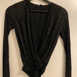 Fest body - Festlig svart body från Gina Tricot i storlek S.  