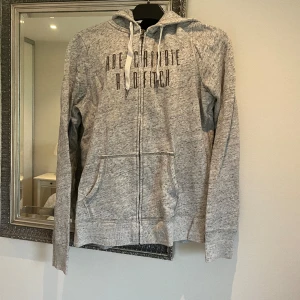 Abercrombie & Fitch tröja med luva - I använt men fint skick! Den är liten i storleken så passar M. 
