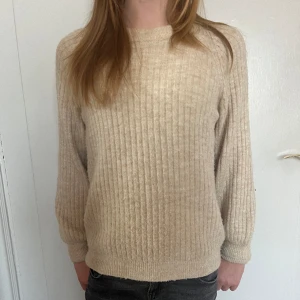 Stickad tröja från Lindex - SUPER mysigt stickad tröja ifrån Lindex i storlek 134/140, jag är 160 cm lång och kan ha denna tröja utan problem🥰 Tröjan är beige och har använts flitigt under tiden jag har haft den, däremot finns det inga problem och tröjan är i bra skick❤️‍🩹