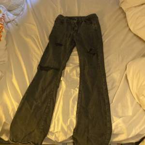 Ett par mörkgråa jeans ifrån shein som är lowwaist som jag har klippt hål på, Jag är lite osäker på storleken men skulle säga xs/s❤️