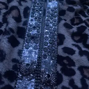  Jättecoolt skärp med rhinestones och diamanter, dödskalle detaljer 