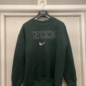 Nike 90s sweatshirt - Säljer nu en Nike 90s sweatshirt, Storlek L. Då jag inte använder den längre