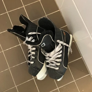 Barnskridskor (33) - Mycket bra skick Storlek: 33