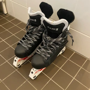 Skridskor (41) - Endast använd 1 gång, som nyskick Storlek: 41