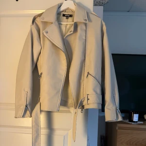 Bikerjacka   - Bikerjacka från missguided säljes i väldigt fint skick. Den är knappt använd.  Storlek 34 men passar mig som vanligtvis är 36/38