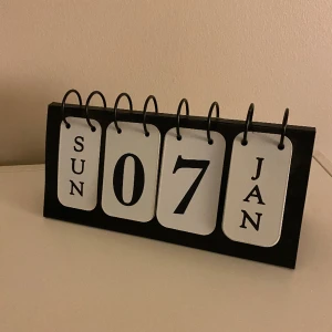 Bordskalender  - Fint skick  Bordskalender där man viker upp datum själv 